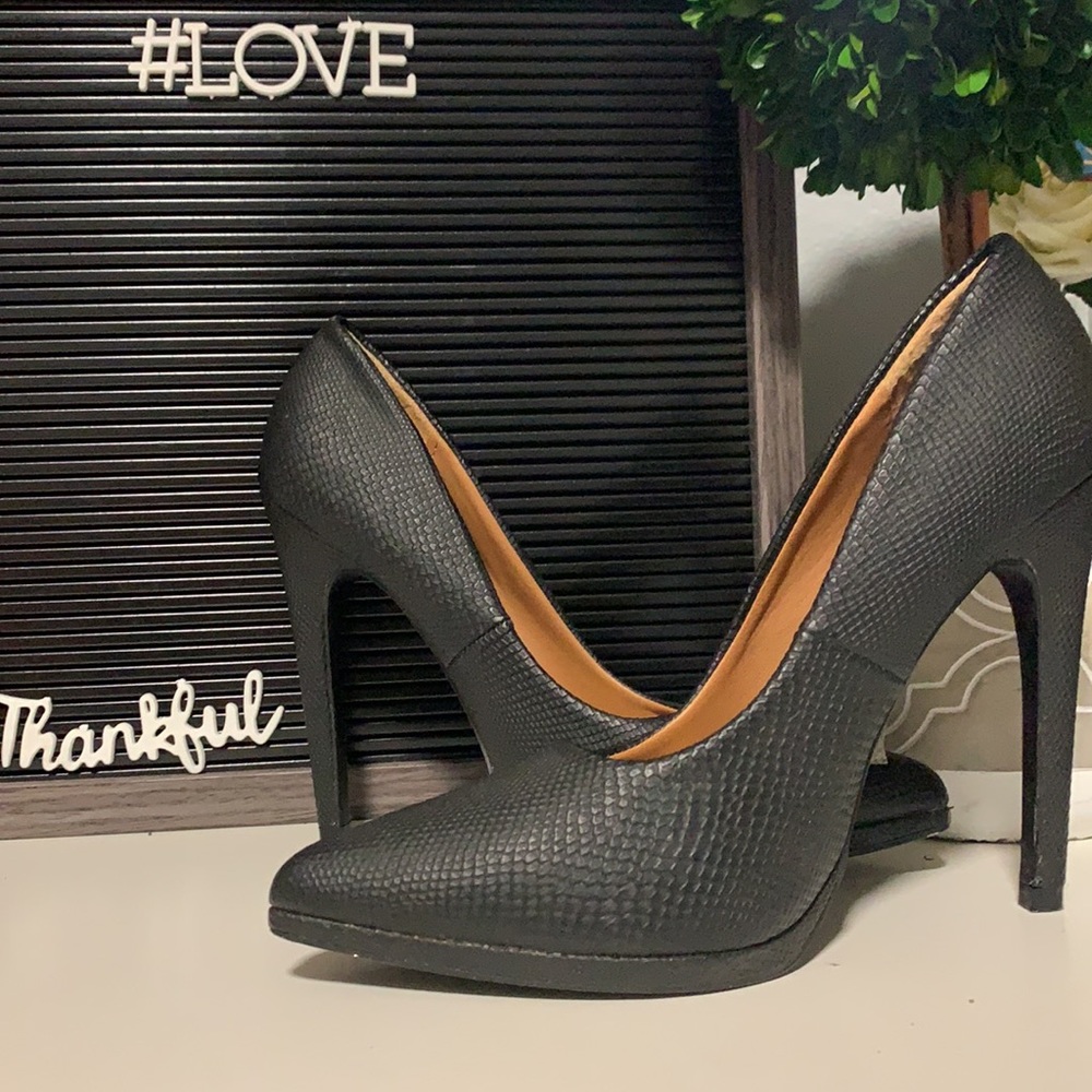 Black stiletto pumps heels